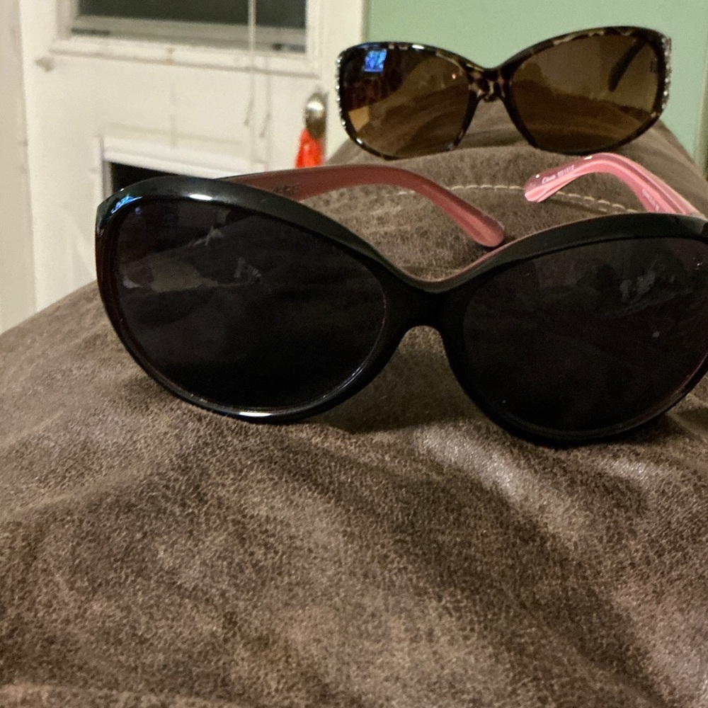Stylish Black Sunglasses - Picture 3 of 4